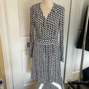 Vineyard vines v neck dress navy blue and white pattern